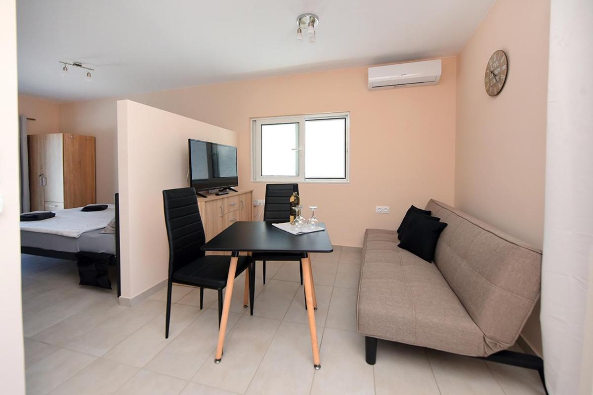 יאליסוס Happy Days Home Apartment Und Studio/Penthouse מראה חיצוני תמונה