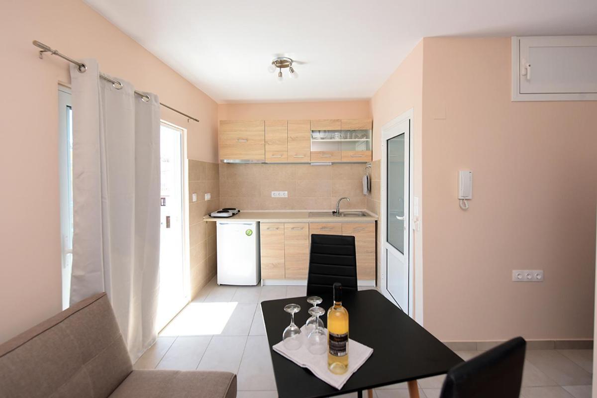 יאליסוס Happy Days Home Apartment Und Studio/Penthouse מראה חיצוני תמונה