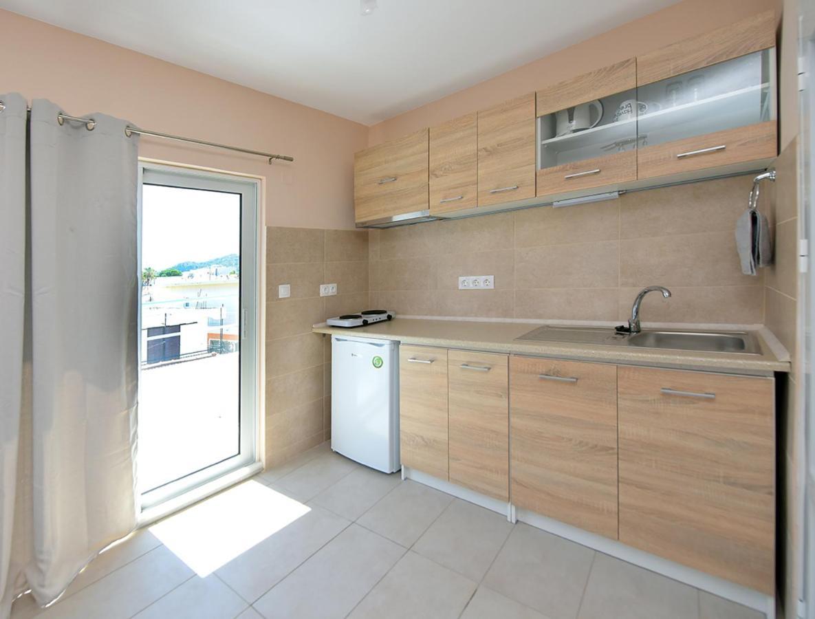 יאליסוס Happy Days Home Apartment Und Studio/Penthouse מראה חיצוני תמונה