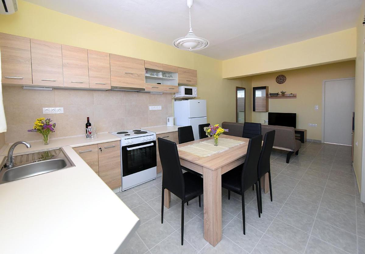 יאליסוס Happy Days Home Apartment Und Studio/Penthouse מראה חיצוני תמונה